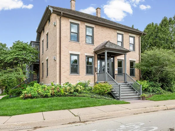 203 Dundee Ave, Barrington, IL 60010