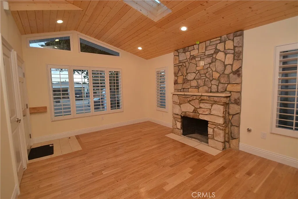 2 bed, 1044 sqft, $3,799 — Photo 1