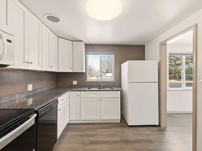 5100 E 33rd Ave — Photo 8
