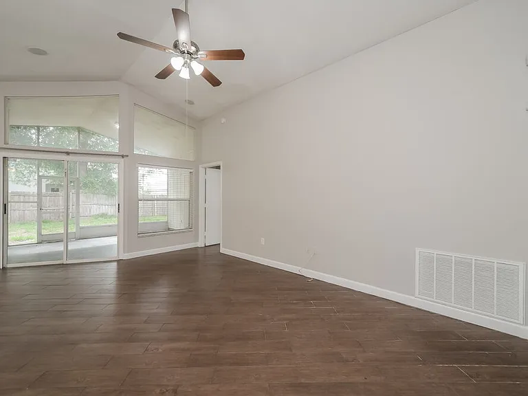 206 Kingshill Ct SE — Photo 4