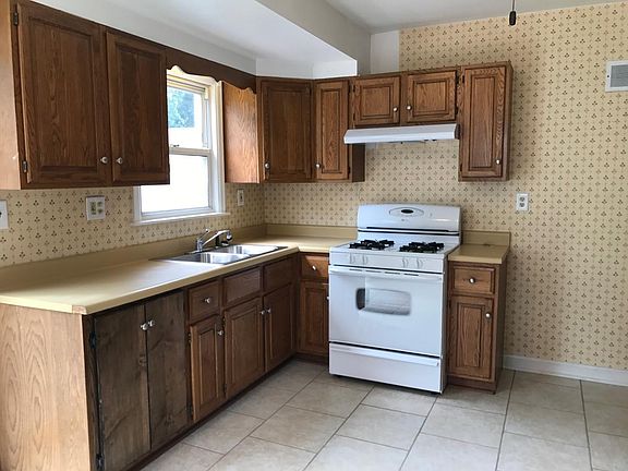 3rd image of 40 Blackhawk Hills Dr