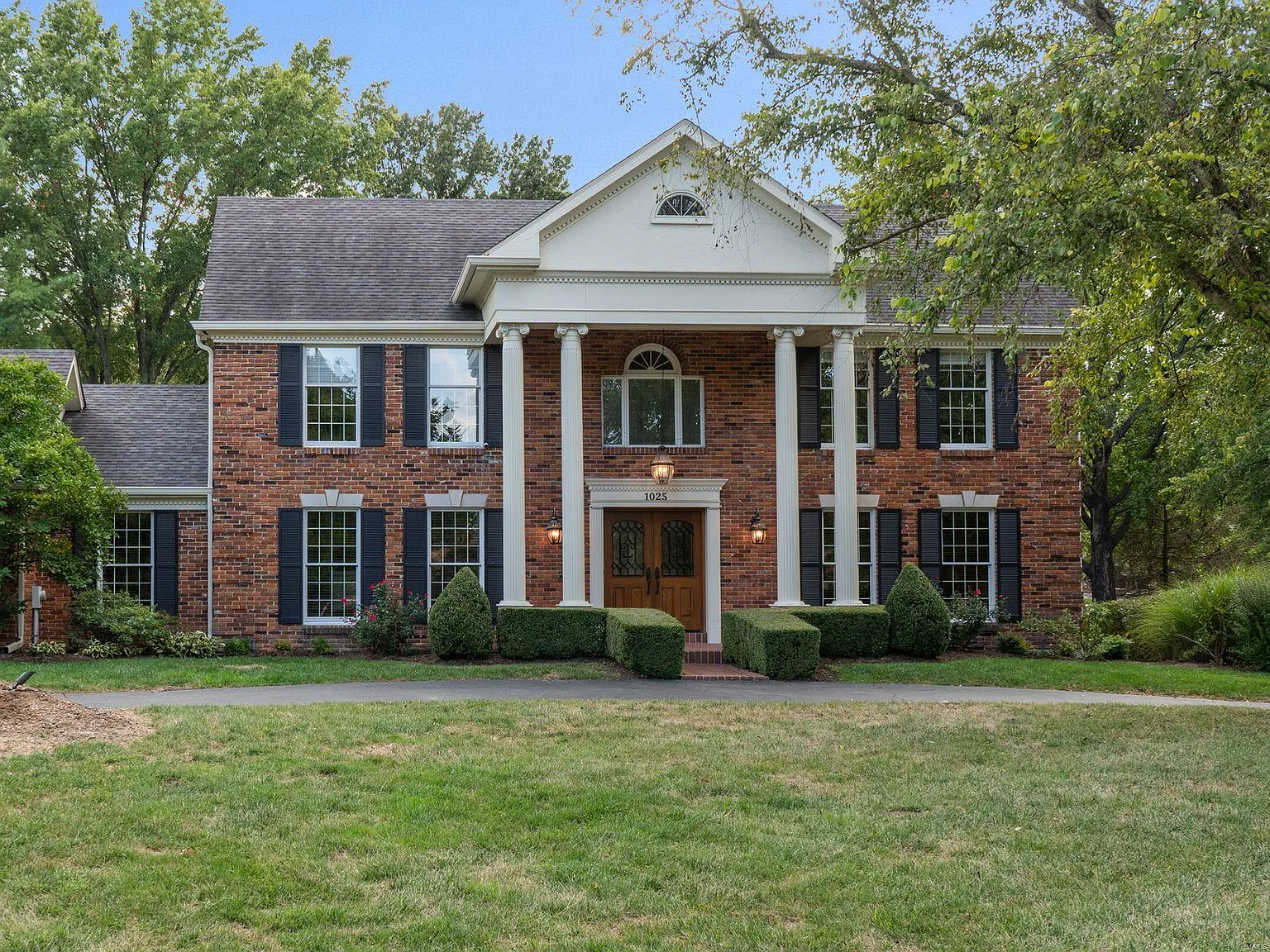 1025 Wellington Ter photo 1