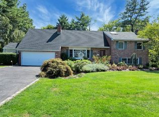 24 Woodhill Ln, Manhasset, NY 11030