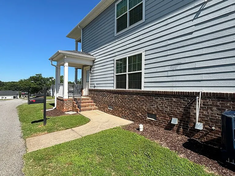 302 Royalview Dr — Photo 7