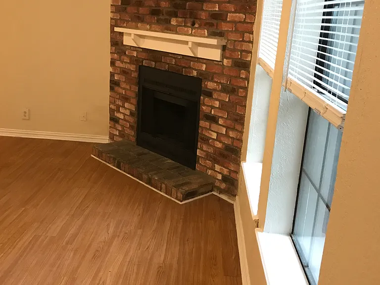 1121 Houston Dr — Photo 9