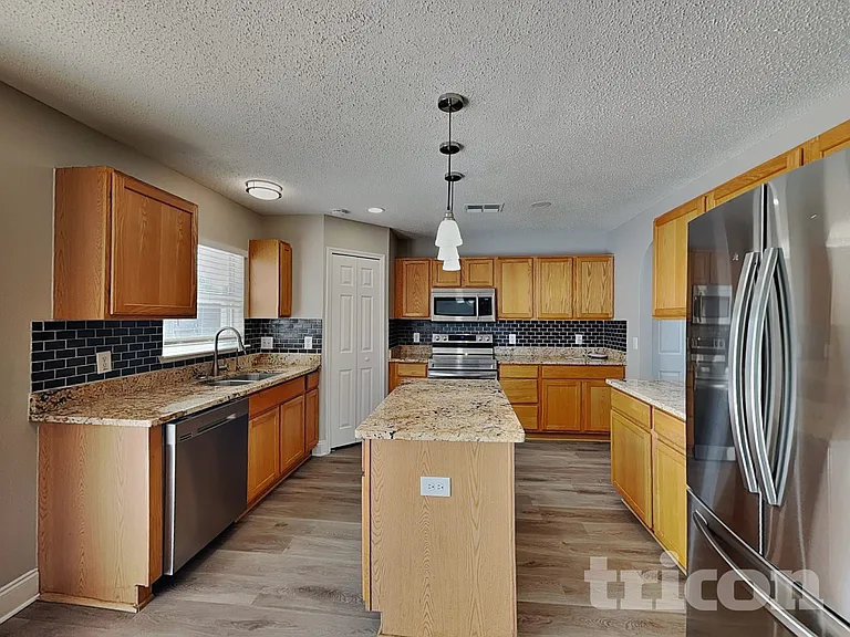 13561 Linden Dr — Photo 7