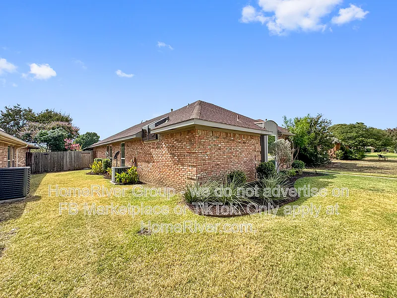 3 bed, 2.0 bath, 1701 sqft, $2,595 — Photo 2
