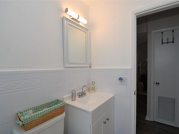 5th image of 700 NE 23rd Ave