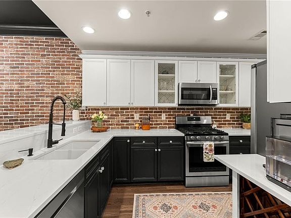 4th image of 812 Creek View Ln