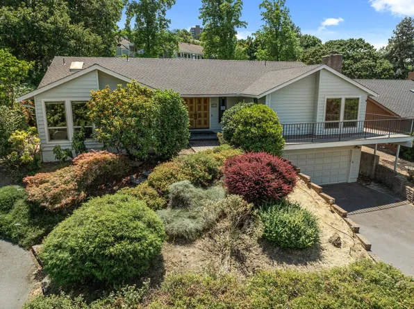 2566 Heritage Way, Medford, OR 97504