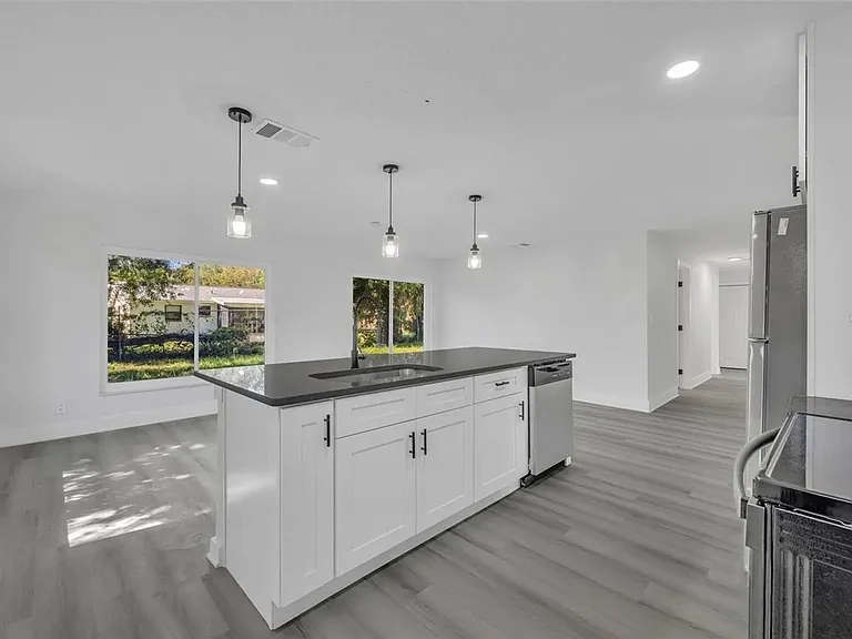 920 Lockhart St — Photo 3