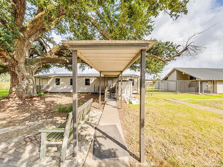 4227 Old Chocolate Bayou Rd — Photo 10