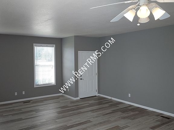 4th image of 2902 SE Walnut Dr