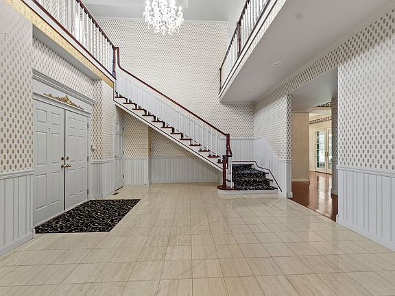 4th image of 2024 E Southeast Blvd