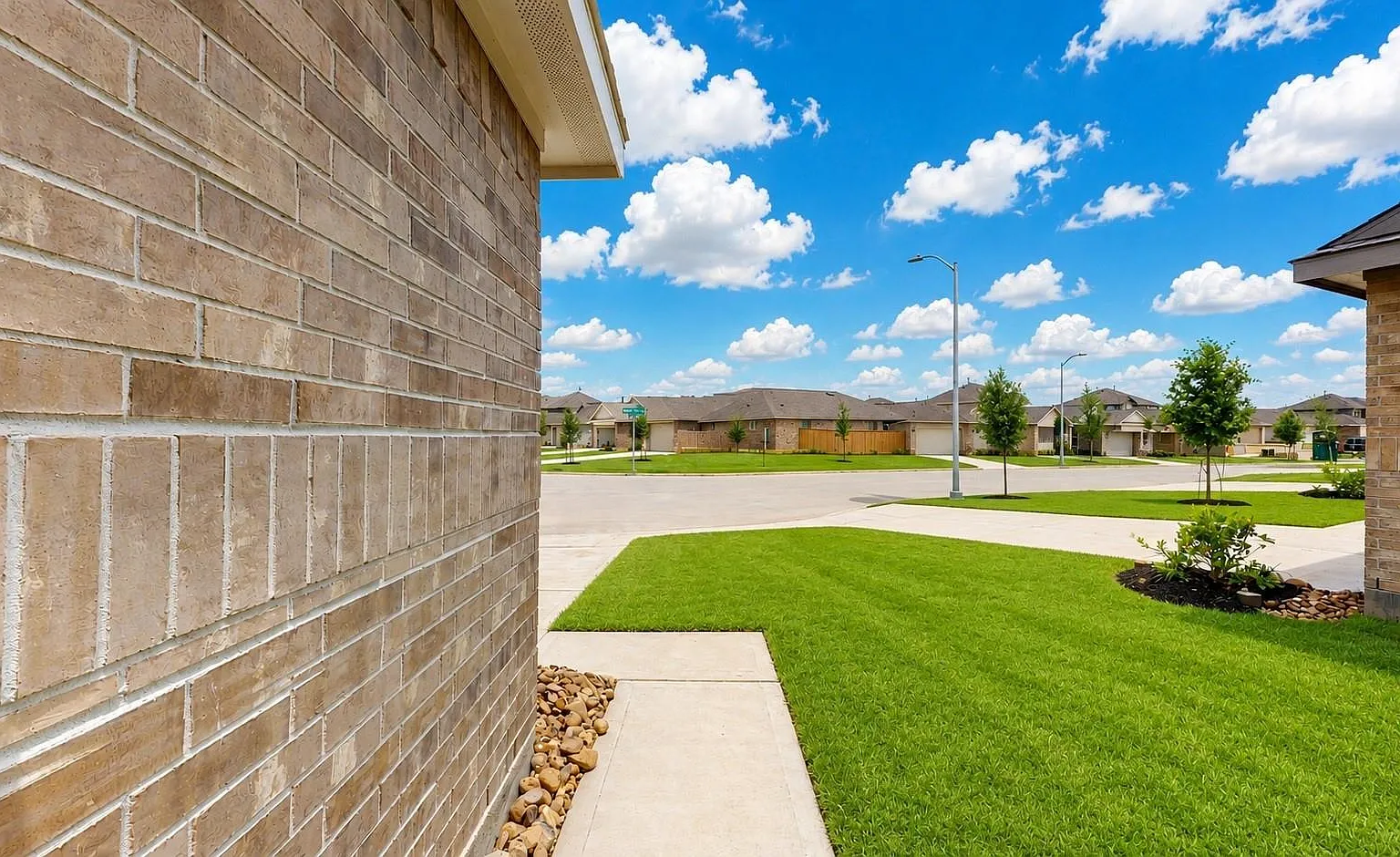 3 bed, 2.0 bath, 1350 sqft, $1,790 — Photo 2