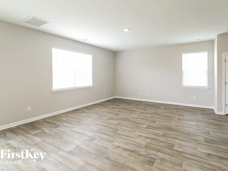 9733 Roseberry St — Photo 4
