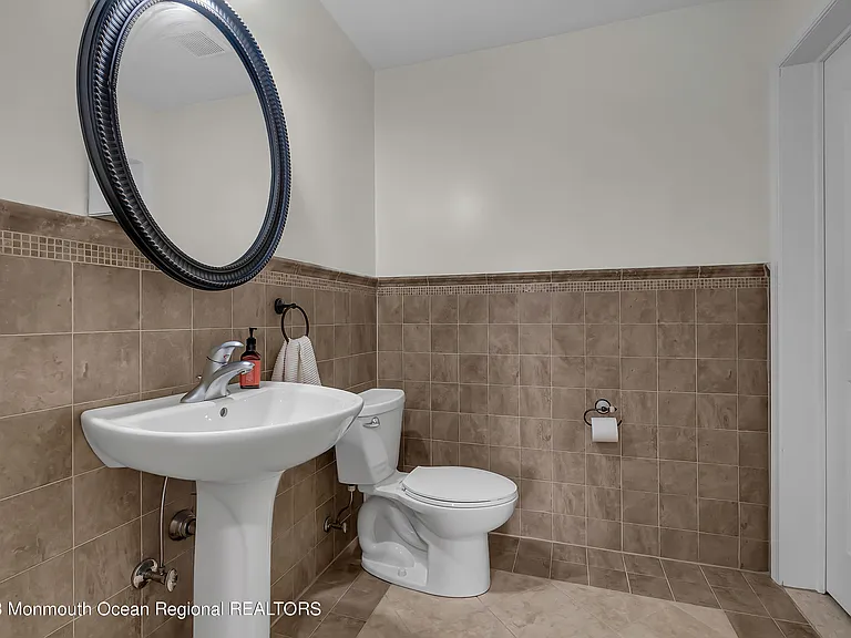 1607 Holbrook St — Photo 26