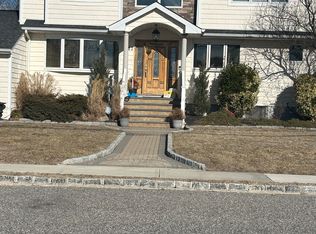 167 E Shore Rd, Lindenhurst, NY 11757