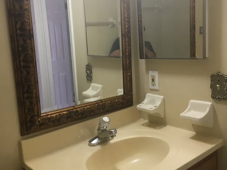 10705 Meadowglen Ln — Photo 16