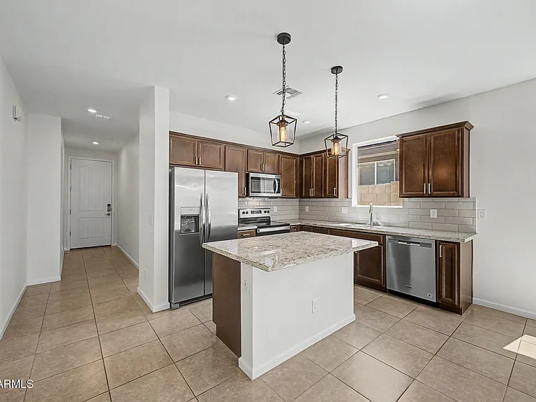 17865 W Daley Ln — Photo 10