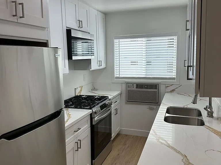 The Diplomat Apartments — Photo 10