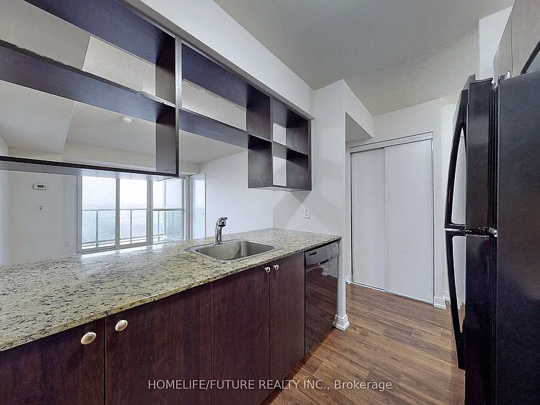 181 Village Green Sq #821 — Photo 8