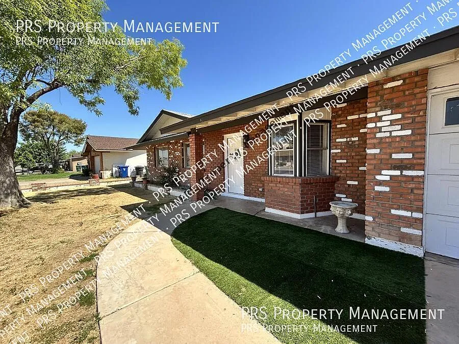Lovely single family home with large backyard on a quiet street — Photo 3