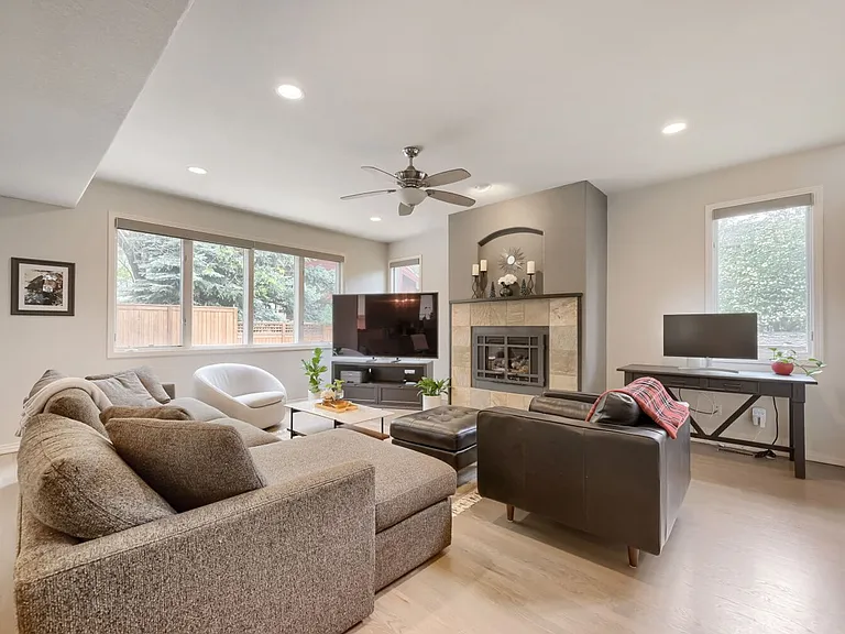927 Poplar Pl — Photo 3