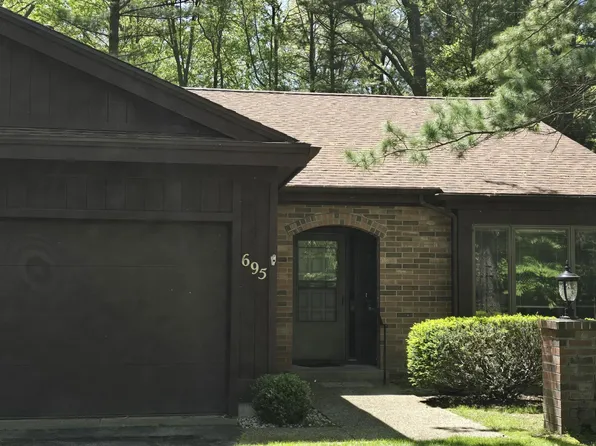 695 Oakway Dr, Norton Shores, MI 49441