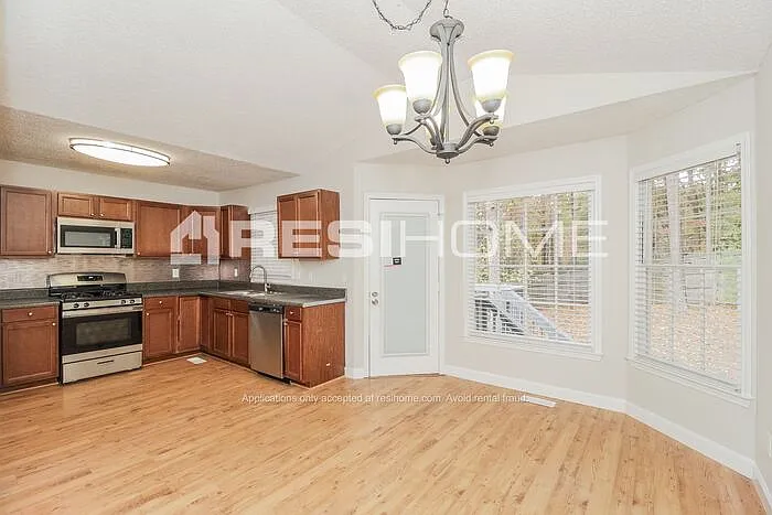380 Amber Way — Photo 5