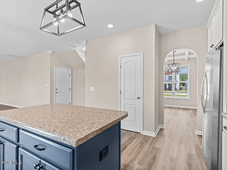 403 Zircon Ct — Photo 8