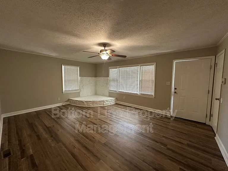 4453 Oakmont Cir — Photo 3