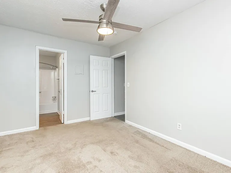Cross Creek Apartments — Photo 22