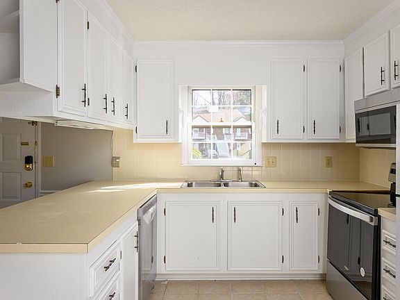5th image of 214 Olde Vineyard Ct