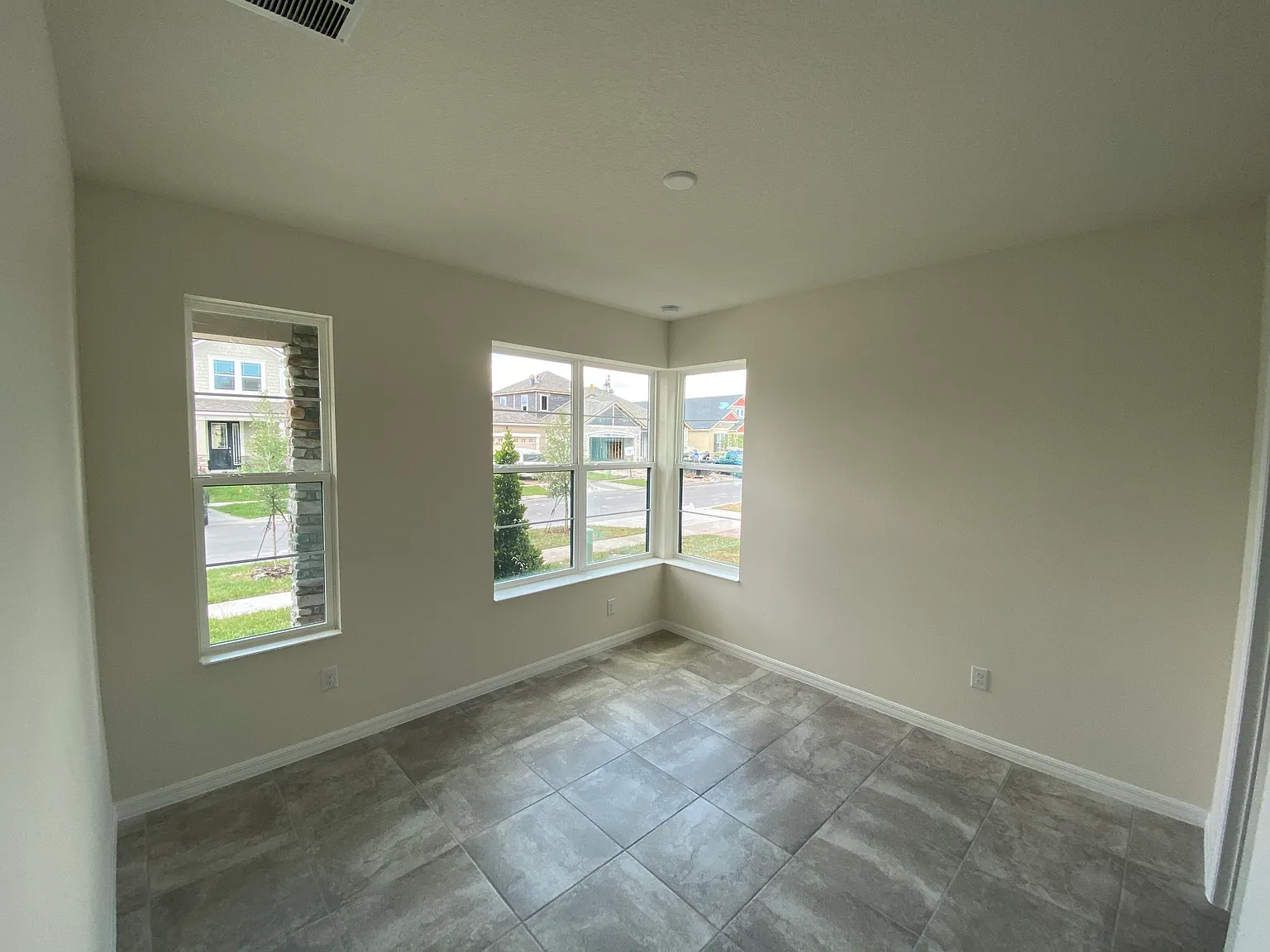 6 bed, 2980 sqft, $950 — Photo 3