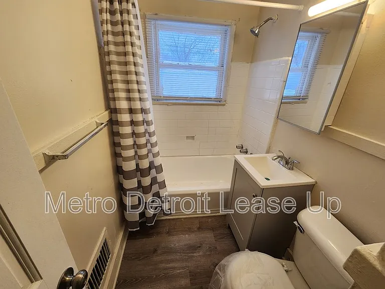 12000 Plainview Ave — Photo 4