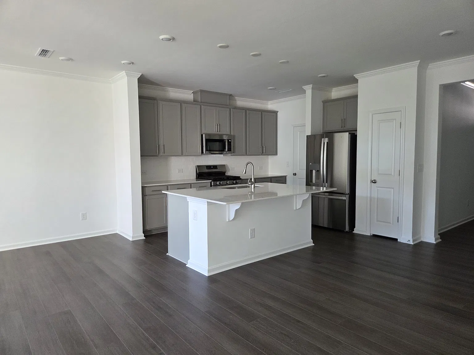 3 bed, 1792 sqft, $2,400 — Photo 2