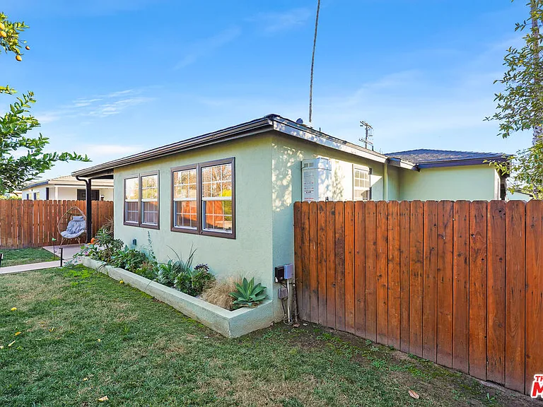 14828 Saticoy St — Photo 2
