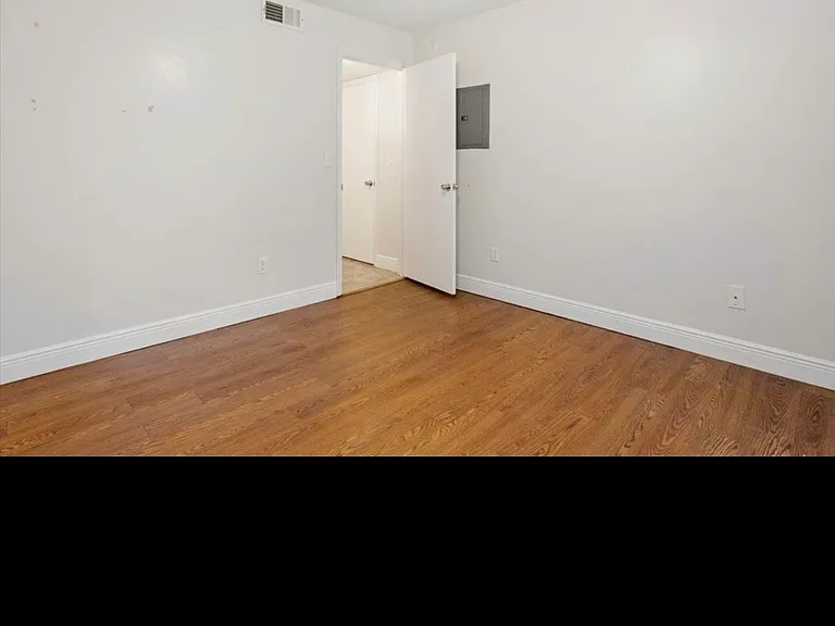 1101 Green Tree Ct #B — Photo 13