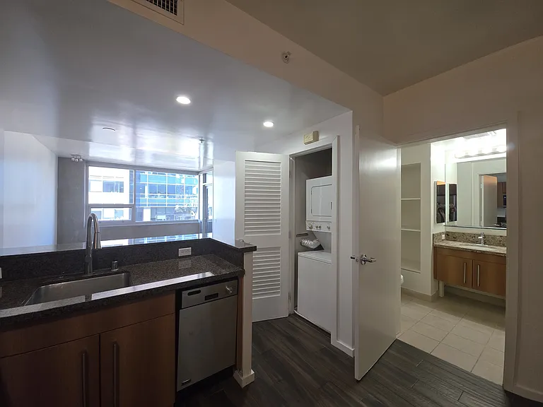 321 10th Ave #804 — Photo 14
