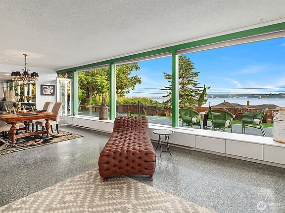 4th image of 618 Le-Lou-Wa Place NE