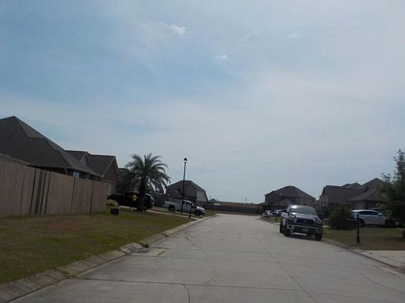 Exterior Neighborhood (street photo)