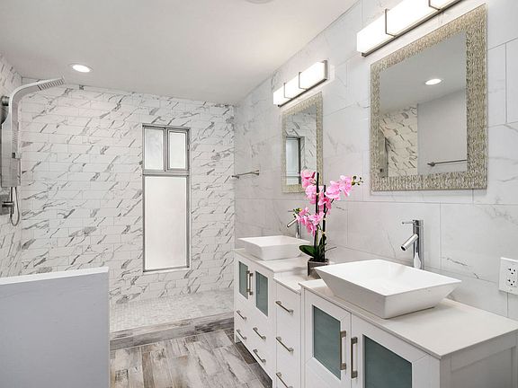 3rd image of 2607 E Beekman Pl