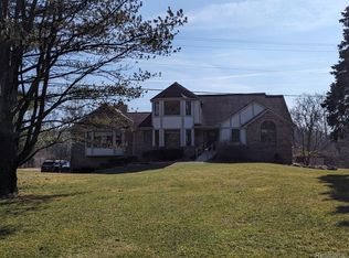 2411 Pleasant Valley Rd, Brighton, MI 48114