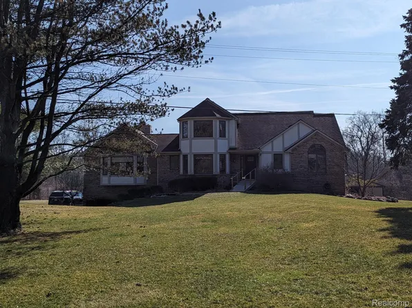 2411 Pleasant Valley Rd, Brighton, MI 48114
