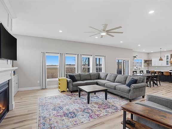 5th image of 300 Dogwood Ln