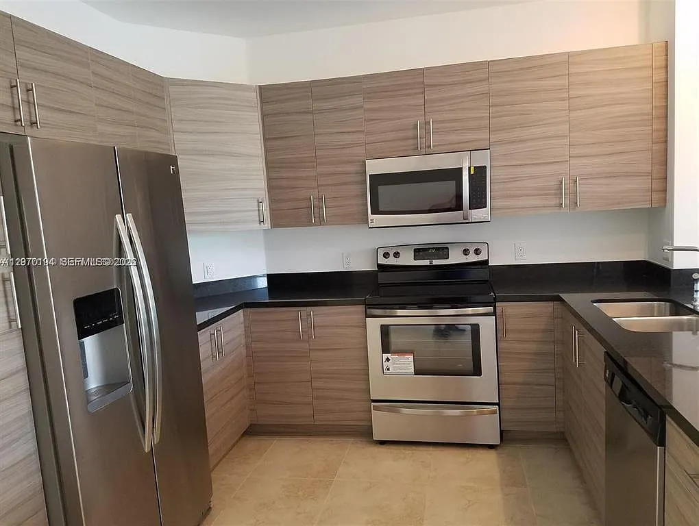 3 bed, 2.5 bath, 1500 sqft, $3,100 — Photo 2