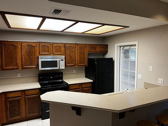 4th image of 1017 E Maryland Ave Unit 127