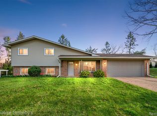 2682 Costa Mesa Rd, Waterford, MI 48329