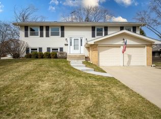 2S178 Mayfield Ln, Glen Ellyn, IL 60137